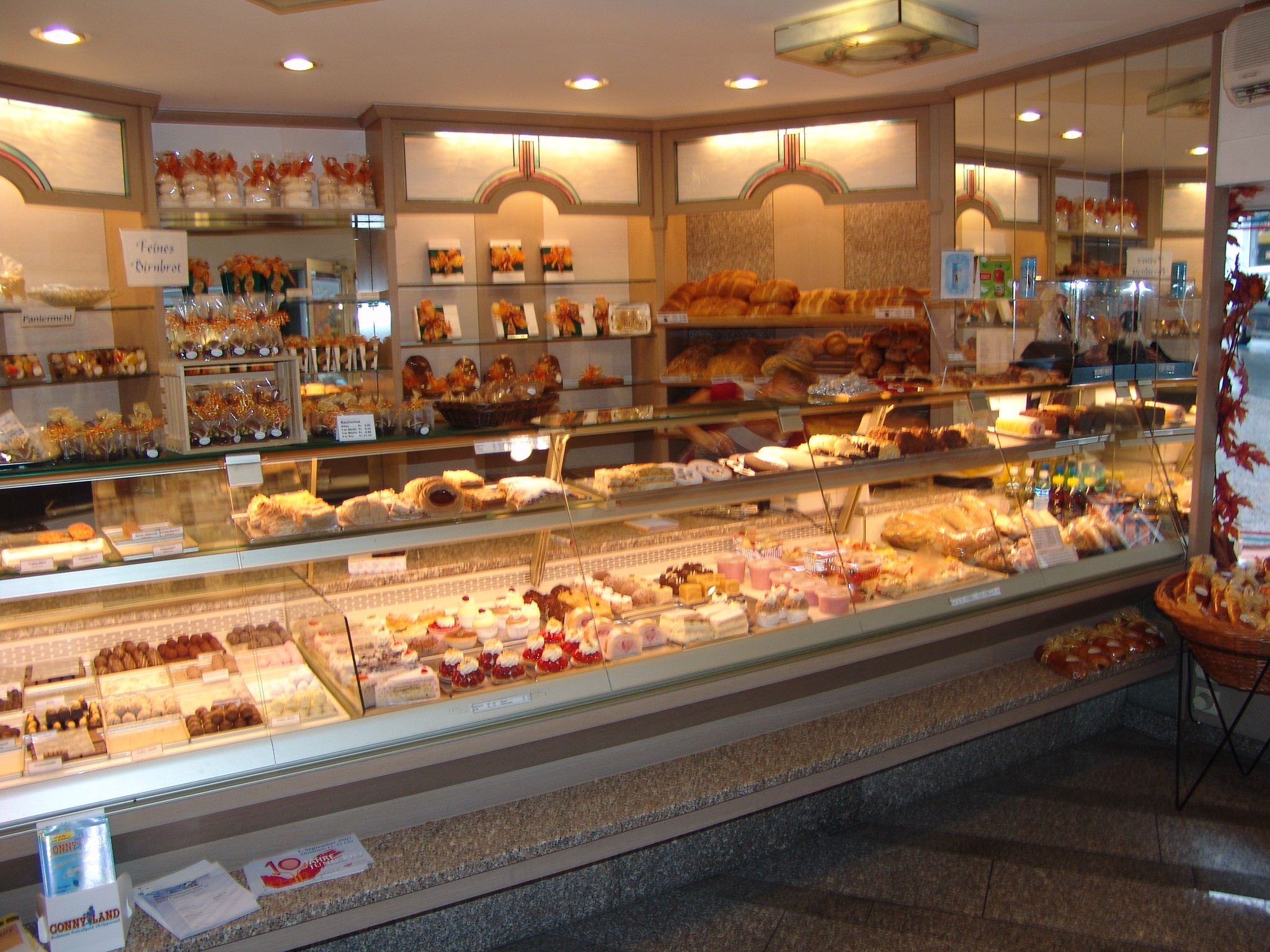 Blick in die volle Glasvitrine der Konditorei Gantenbein mit Patisserie, Torten und Confiserie