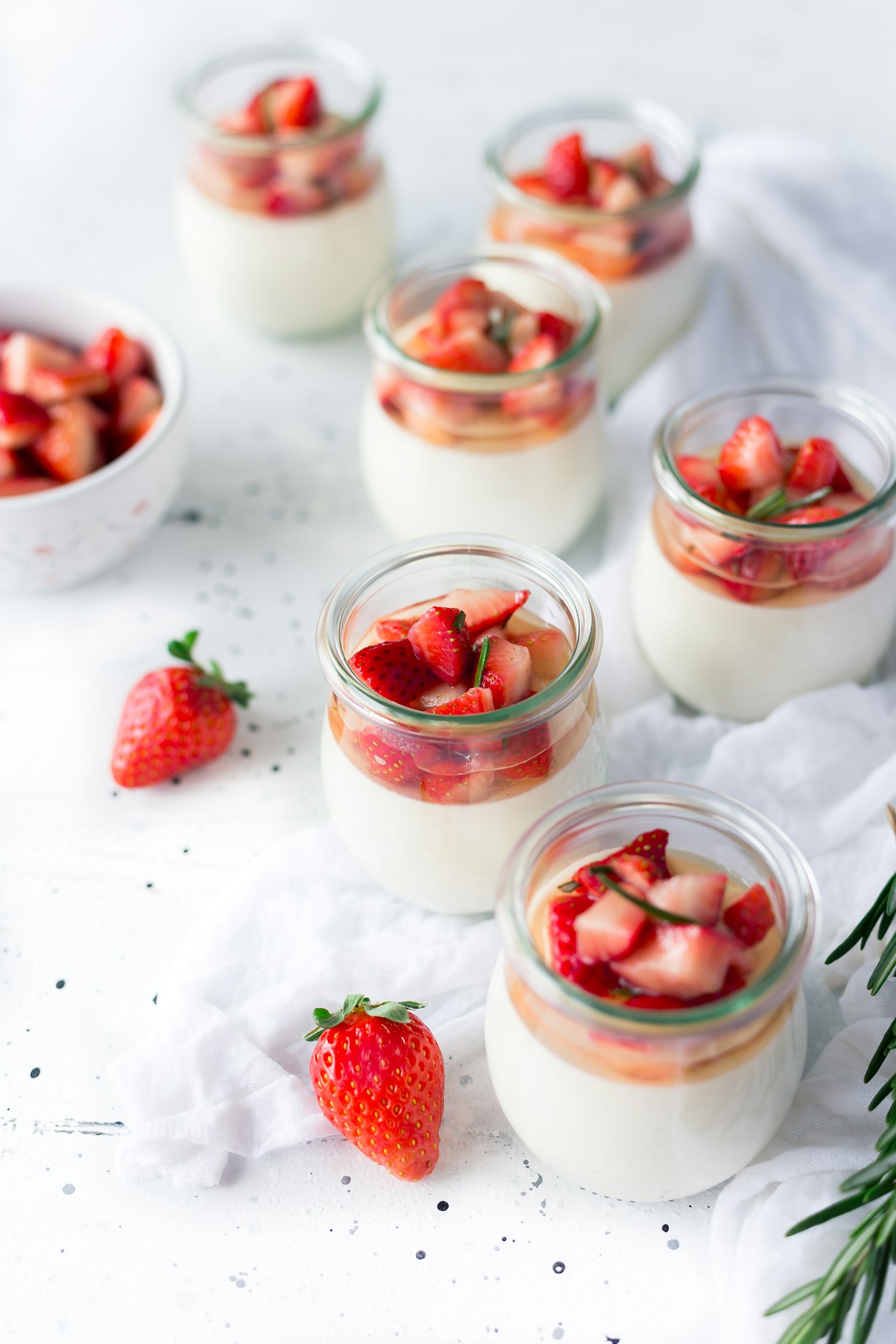 Erdbeer-Vermicelle-Törtchen im Glas mit frischen Erdbeeren