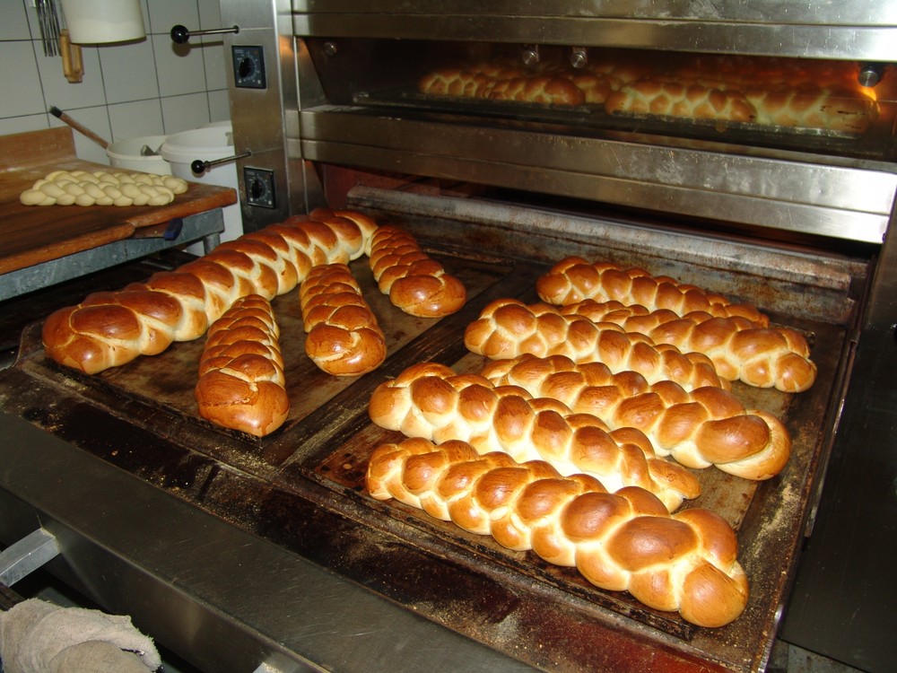 Frisch gebackener goldener Butterzopf, auch am Meter